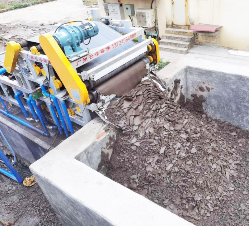 廣東大型水泥長脫硫污水處理方案，選用廣州云峰環保設備有限公司的帶式壓濾機進行脫水處理！