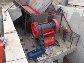 红星机器颚式破碎机、单缸圆锥破碎机、洗砂机生产现场