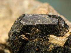 副氧硅钛钠石