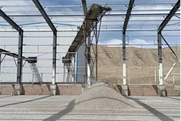 新疆首家国有独资砂石料厂开工试生产
