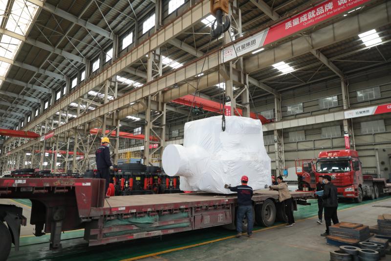 红星机器·圆锥破厂区发货中，红星设备用高效能助力砂场生产！