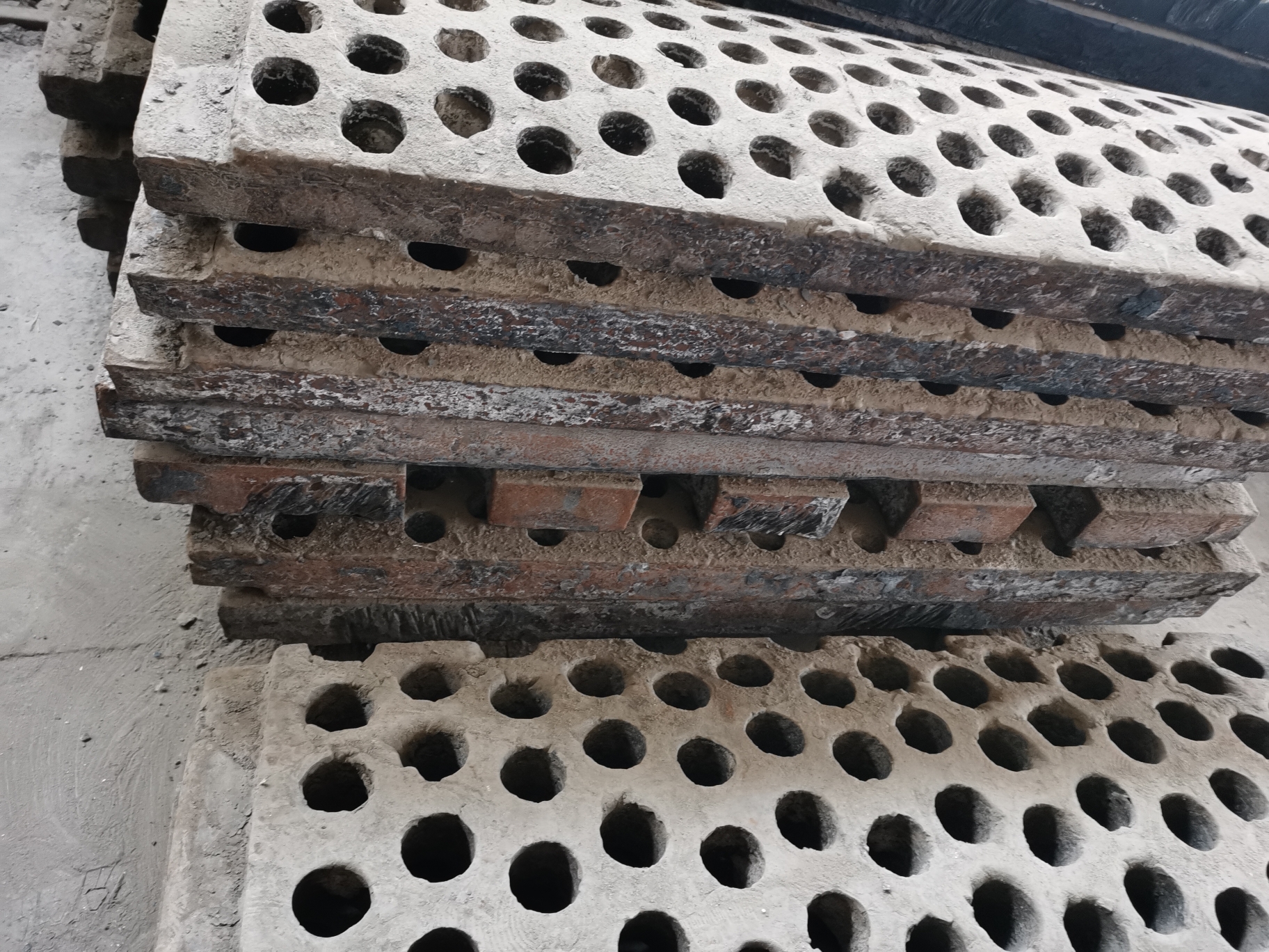 破碎机漏板护板合金锰钢漏板护板