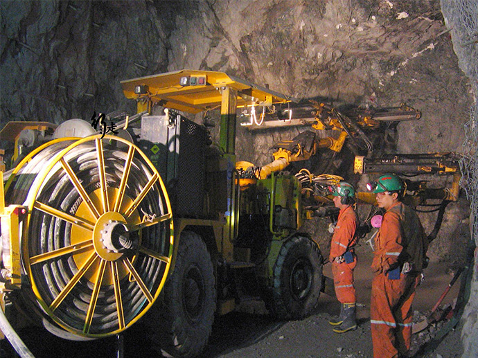 露天矿连续工艺系统的移设技术