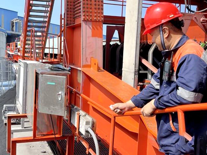 黄骅港务生产二部遥控洒水装置投入使用