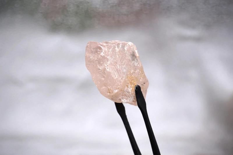 安哥拉开采出重达170克拉世界最大粉钻