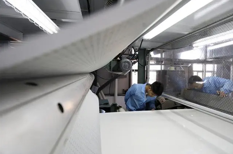 工人在湖南省资兴市经济开发区资五产业园赛力珑新材料有限公司生产车间工作