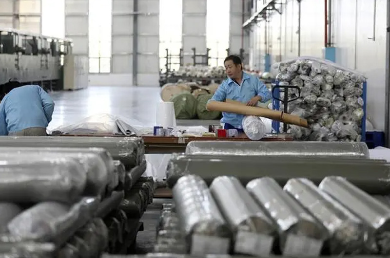 工人在湖南省资兴市经济开发区资五产业园赛力珑新材料有限公司生产车间对产品进行包装