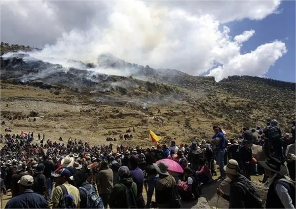 秘鲁社区在抗议中封锁了主要的采矿高速公路