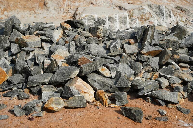 广西来宾4宗石灰岩、白云岩矿权挂牌出让，近4.4亿吨