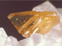 氟钠钙铈石