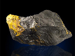 黑碳钙铀矿