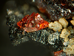 水钙锰榴石