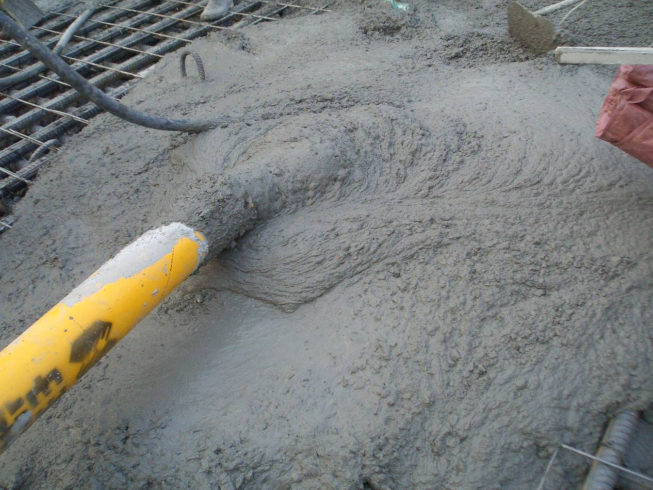 混凝土中的砂石在起什么作用？