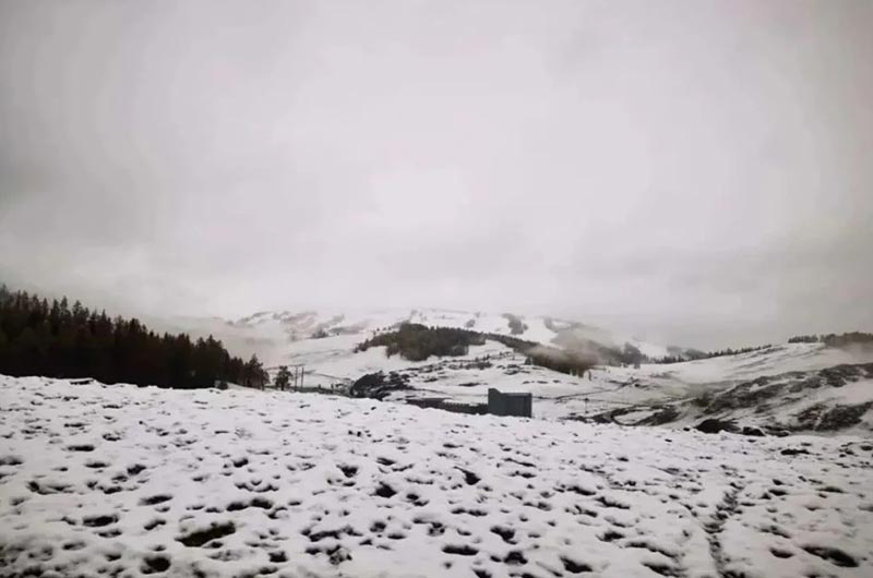 新疆戈壁滩大雪