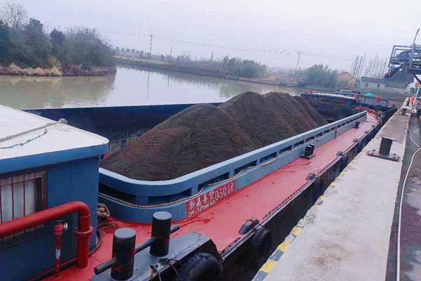 满载精品砂石的船只从六里山矿码头发往上海