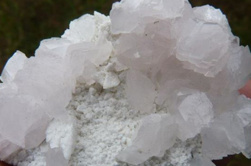 氟硅钙钠石