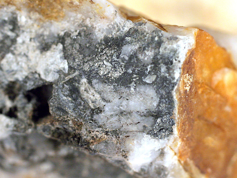 本硫铋银矿