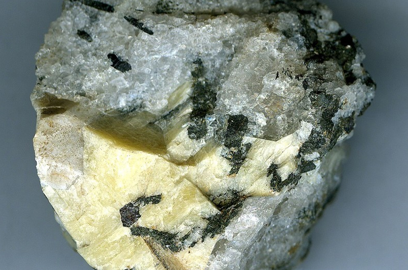 淡钡钛石