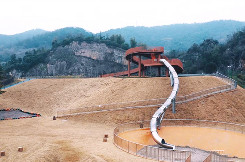 矿山公园内依山而建的儿童滑梯