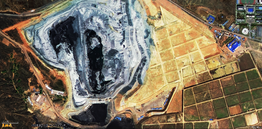北方地区的某露天煤矿卫星遥感图  （天地图，2022）