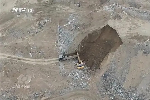 河北省遵化市马兰峪镇的砂坑回填项
