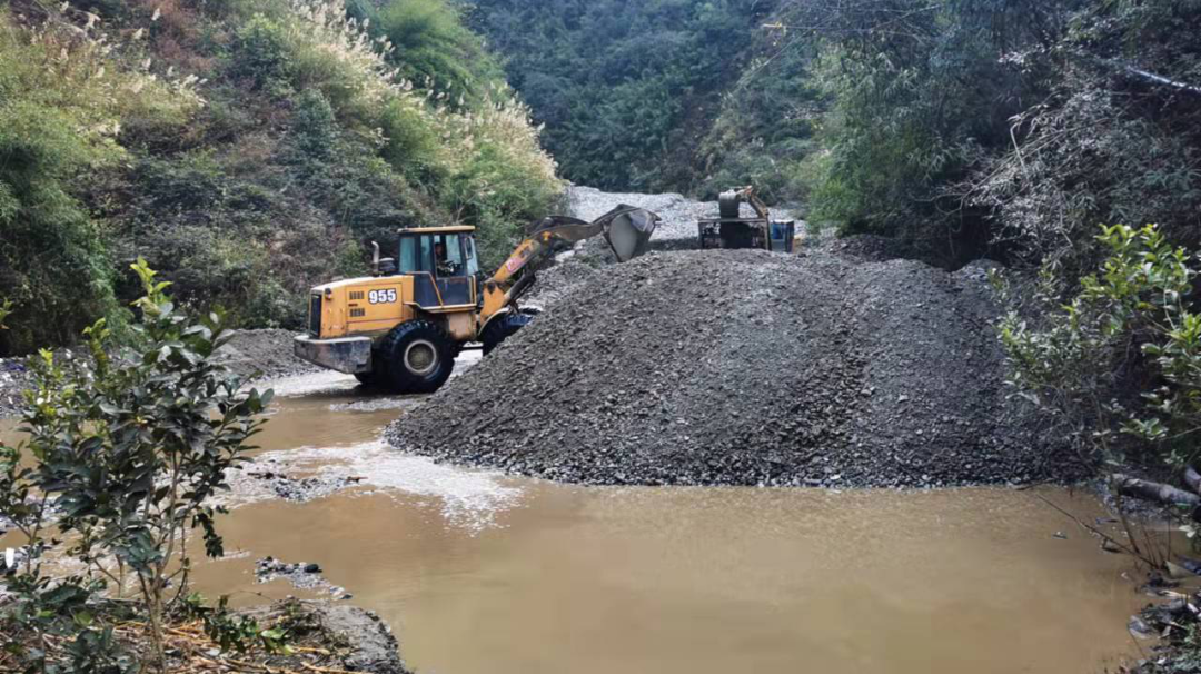 甘孜州“三步走”规范河道砂石采挖