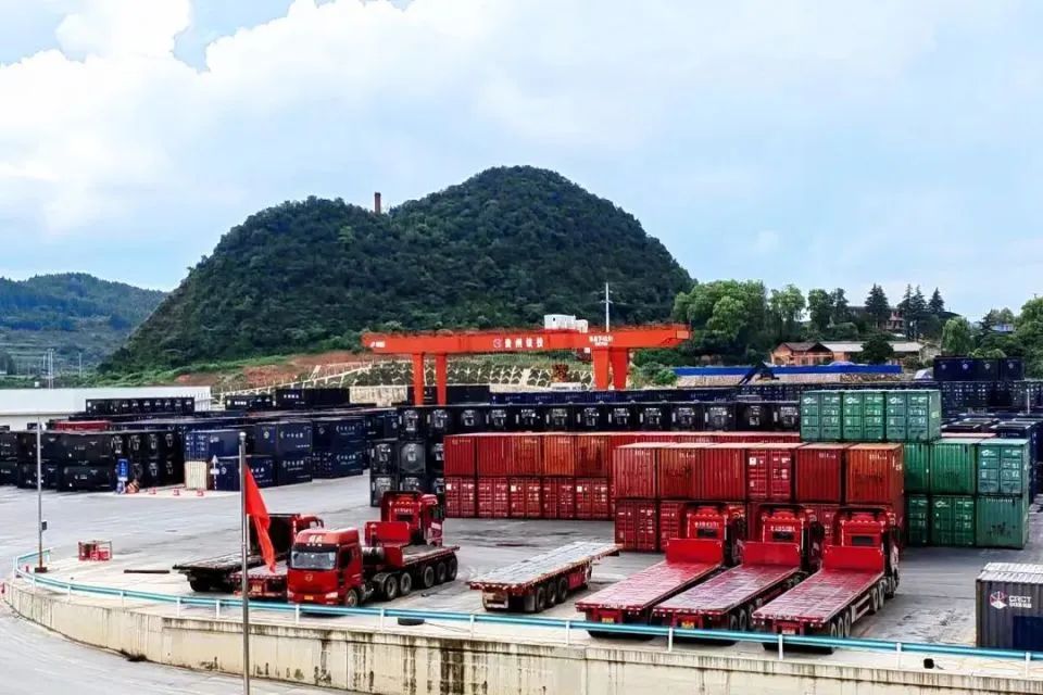 贵阳清镇国际陆港开通砂石矿铁路货物集装箱到发运输业务