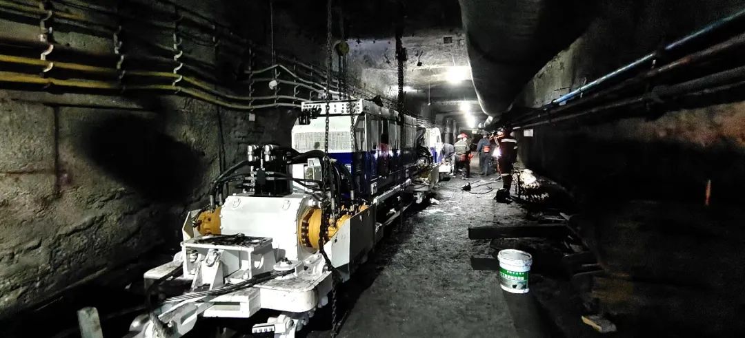 首次应用！峰峰集团矿山分公司新星项目部齿轨卡轨车安装完成